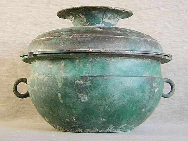 Vessel & lid from the Late S & A period - (0305)